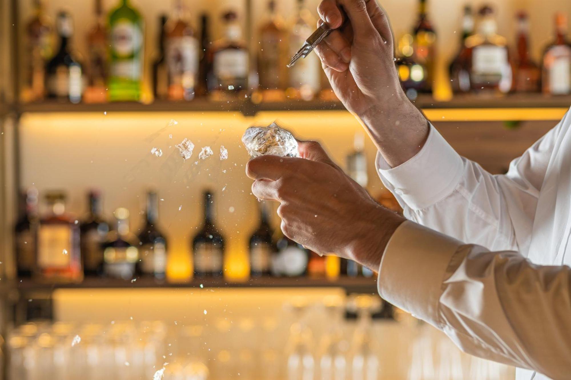 Viceroy Kopaonik Serbia Εξωτερικό φωτογραφία A bartender preparing a drink