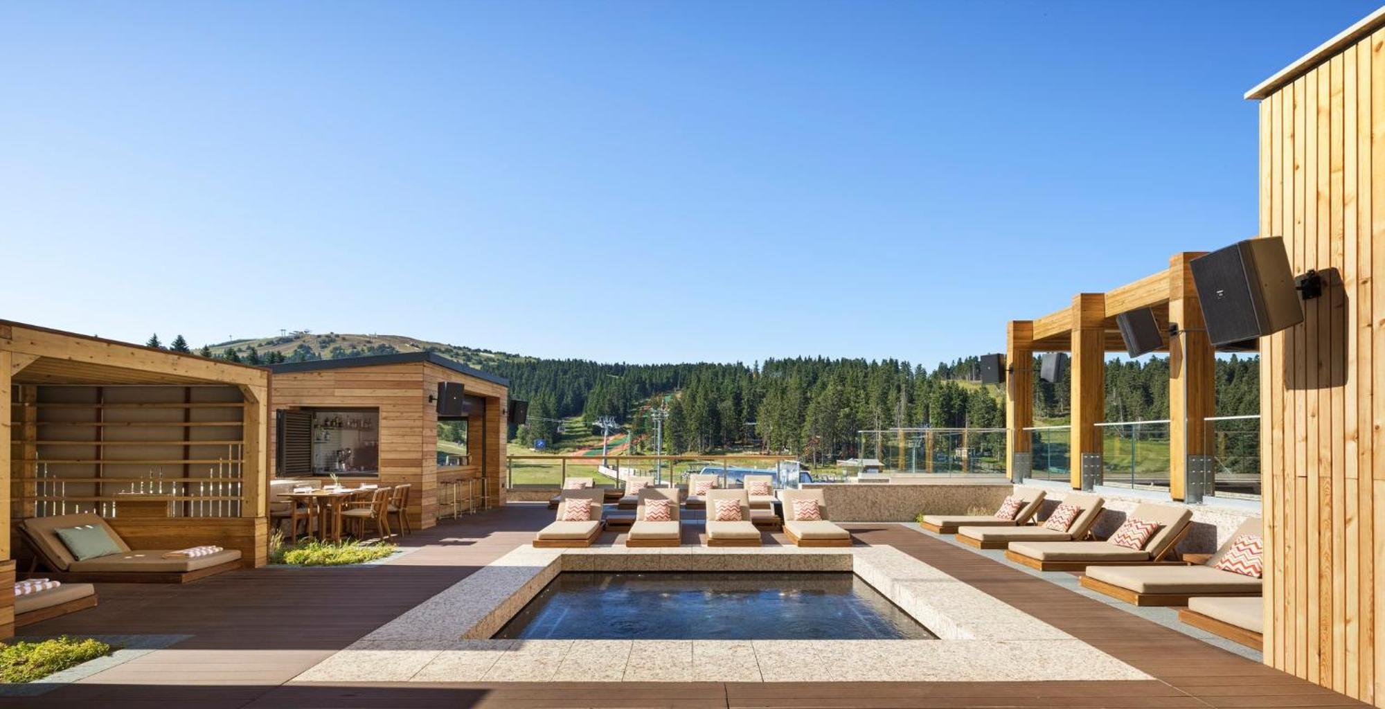 Viceroy Kopaonik Serbia Εξωτερικό φωτογραφία The rooftop pool at The Lodge at Blue Sky